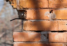 Le rejointoiement d’un mur en brique rejointoiement-mur-en-brique